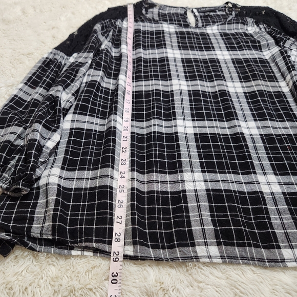 Lane Bryant black & white plaid blouse with lace shoulder & sleeve Sz 22/24 - Picture 5 of 10